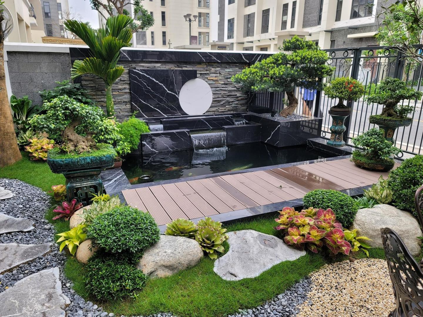 Hồ cá koi sân vườn nhà phố